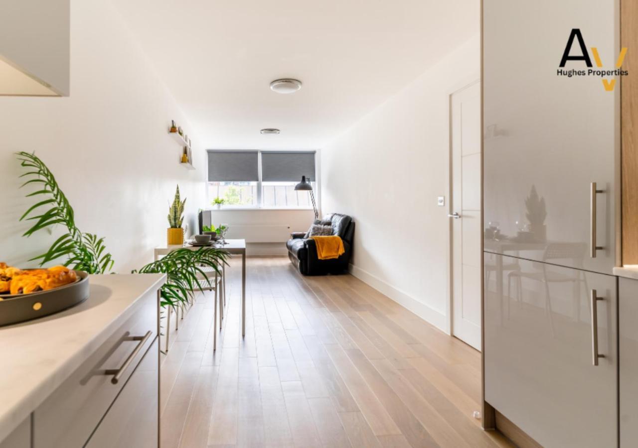 Stylish One-Bedroom Apartment - Free Wi-Fi, 4 Mins From Station, Perfect For Business Stays By Av Hughes Properties 밀턴 케인즈 외부 사진