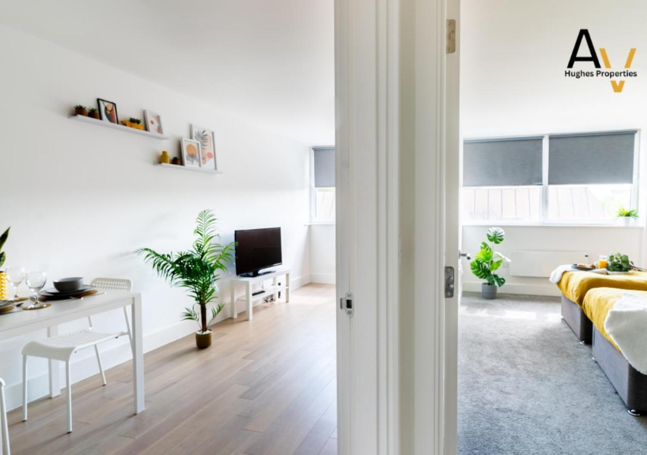 Stylish One-Bedroom Apartment - Free Wi-Fi, 4 Mins From Station, Perfect For Business Stays By Av Hughes Properties 밀턴 케인즈 외부 사진