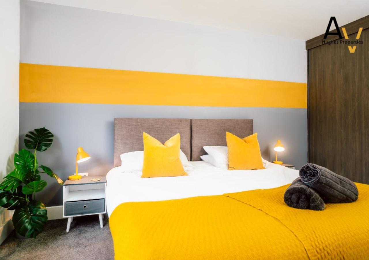 Stylish One-Bedroom Apartment - Free Wi-Fi, 4 Mins From Station, Perfect For Business Stays By Av Hughes Properties 밀턴 케인즈 외부 사진